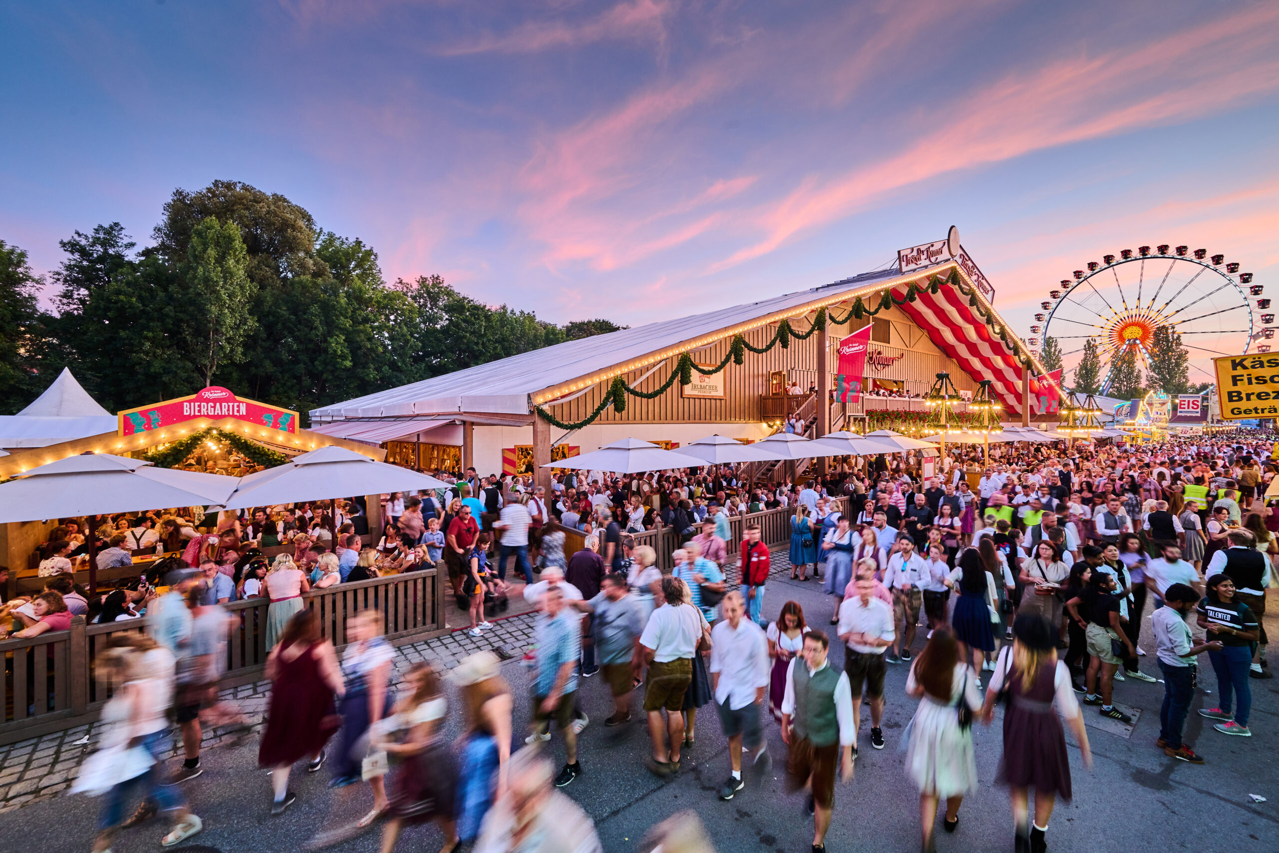 Blick auf das Festzelt Krönner mit Riesenrad im Hintergrund